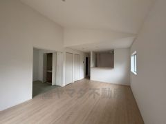 家族が集まる開放的なリビングは18帖あります。思い思いの時間を過ごしたり食事をしたり、素敵な団らんの場になりますね。