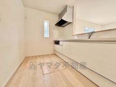 収納も、作業スペースも広々と設けられた使いやすいシステムキッチンです＾＾カウンターキッチンなので、ご家族と会話をしながら楽しくお料理ができます＾＾