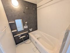 1日の疲れを癒すくつろぎのバスルーム。足を伸ばしてもゆったりと入れるサイズです。お子様と一緒にお風呂に入っても狭くないですね＾＾