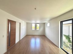 大きな掃き出し窓のあるリビングは、陽光あふれる明るい空間です。ゆったりと寛げる憩いの場となりそうです。