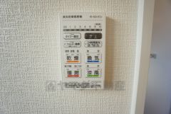 浴室暖房乾燥機には、暖房、乾燥、涼風、換気の4つの機能が付いています。タイマー付きです。