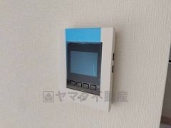 今や必需品となっておりますTVモニター付きインターホンです。録画・再生器のもついており防犯性もばっちりです。キッチン横にありワンタッチで外の方とお話ができますので便利です。