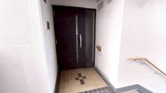 玄関は階段からすぐの場所にあります。
