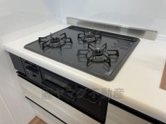 同時にたくさんの料理が調理できる3口コンロ。長時間熱を通しておきたい煮込み料理を作りながら、炒め物など同時進行で進められます。