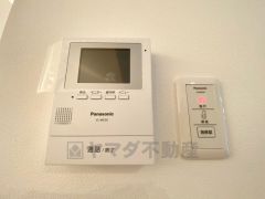 防犯はもちろん、セールスマン対策にもなるモニター付きインターホンです。