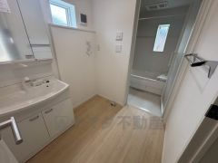 洗面台、洗濯機置き場、バスルームが連なっている、生活導線の考えられた作りになっています。