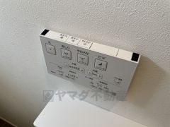 壁リモコンタイプのウォシュレット付き。すっきりした見た目で、トイレ奥の掃除もしやすいです。