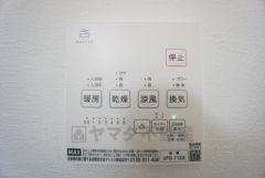 浴室暖房乾燥機付き。天候に左右されず、いつでも好きなときに洗濯物を干せるので、仕事や家事で忙しい方に重宝します。