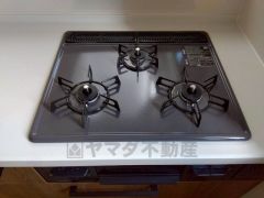 3種類の料理が同時に調理できる、3口ガスコンロ。忙しい夕食の支度時間が短縮できて効率よくお料理が楽しめます。