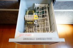 掲載写真は、同一ハウスメーカーの施工事例を使用しています。インテリア・家具等も含め、雰囲気の参考としてご覧ください。実際の物件とは、仕様・設備・色味などが一部異なる場合がございます。