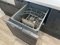 食後の時間にゆとりを与えてくれる食器洗い乾燥機。操作ボタンも上面にあるので、腰をかがめずに操作が楽々。