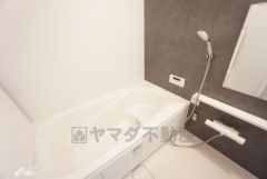 1日の疲れを癒すくつろぎのバスルーム。足を伸ばしてもゆったりと入れるサイズです。お子様と一緒にお風呂に入っても狭くないですね＾＾