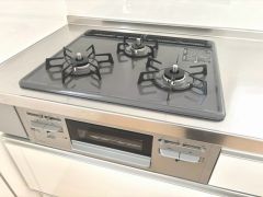3種類の料理が同時に調理できる、3口ガスコンロ。忙しい夕食の支度時間が短縮できて効率よくお料理が楽しめます。