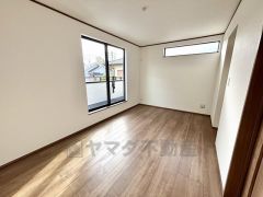 2面採光を確保した明るい室内は、風通しも良く、大変居心地の良い空間となっております。爽やかな風を感じて起きる朝は、快適生活の始まりに。