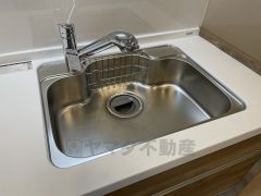 大きなお鍋も楽々洗える幅の広いシンクです＾＾ステンレスシンクなので簡単にお掃除できますよ。洗剤やスポンジもすっきりできる収納付き。