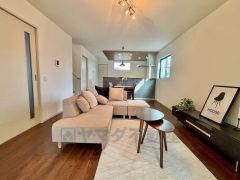 家族が集まる開放的なリビング。