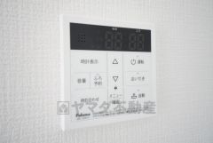 キッチン横からお湯張り、追い炊き、足し湯がボタン一つで楽々操作できる給湯機リモコンです＾＾忙しい夕飯の準備の時間帯に重宝しますね。