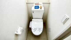 ウォシュレット付きトイレです。1階2階の2ヶ所にトイレがあるので、忙しい朝にもゆとりができますね＾＾
