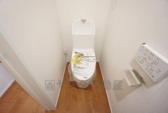 ウォシュレット付トイレです。1階2階の2ヶ所にトイレがあるので、忙しい朝にもゆとりができますね。