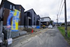 前面道路北側4ｍに面しています。