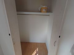 6.125の洋室にあるクローゼット。ハンガーパイプ付で散らかりがちな洋服類もきれいに整理できます。使用頻度が少ないものは枕棚の上に、足元には3段ボックスを置いて、フル活用できるクローゼットです＾＾