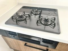 3種類の料理が同時に調理できる、3口ガスコンロ。忙しい夕食の支度時間が短縮できて効率よくお料理が楽しめます。