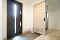 同形状・同仕様 玄関横には大型のシューズクローゼットを完備。土間続きなので靴のまま外回りの用具を収納できます。