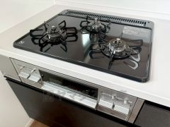 3種類の料理が同時に調理できる、3口ガスコンロ。忙しい夕食の支度時間が短縮できて効率よくお料理が楽しめます。