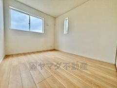 家具を選ばないナチュラルなフローリングとシンプルなクロスです＾＾