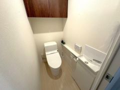 ウォシュレット、暖房便座、節電・節水機能など、使い勝手のよい高機能トイレです。