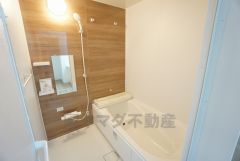 1日の疲れを癒すくつろぎのバスルーム。足を伸ばしてもゆったりと入れるサイズです。お子様と一緒にお風呂に入っても狭くないですね＾＾