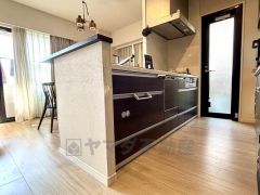 収納も、作業スペースも広々と設けられた使いやすいシステムキッチンです＾＾