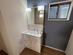 洗面台、洗濯機置き場、バスルームが連なっている、生活導線の考えられた作りになっています。