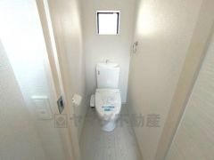 ウォシュレット付きトイレです。1階2階の2ヶ所にトイレがあるので、忙しい朝にもゆとりができますね＾＾