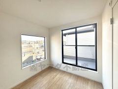 バルコニーに面した陽当たりの良い洋室です＾＾