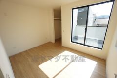 7.5帖。主寝室としてお使いいただけそうなこちらのお部屋は、日当たりが良く、爽やかな風を感じて起きる朝は、快適生活の始まりに。 