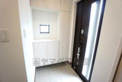 採光も考えられた明るい玄関です。たっぷり収納できるシューズボックス付きなので、家族全員の靴がきれいに整頓できます。