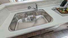 大きなお鍋も楽々洗える幅の広いシンクです＾＾ステンレスシンクなので簡単にお掃除できますよ。洗剤やスポンジもすっきりできる収納付き。