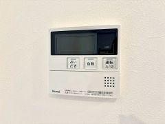 お湯張り、追い炊き、足し湯がボタン一つで楽々操作できる非常に便利な給湯機リモコンです。追い炊きがついていると寒い冬は水道代の節約にもなるので助かりますね