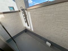 陽当たりの良いバルコニーです。お洗濯やお布団干しはもちろん、日光浴スペースにも。足元は防水工事施工済です。