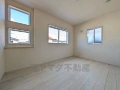 2階洋室は3つの窓を配置していますので採光もよく風通しもバッチリです