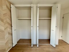 壁一面にクローゼットが設けられているので、すっきりと整理整頓でき気持ちよく過ごせます＾＾