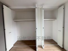 大きめのクローゼットがついた使いやすい洋室です。すっきりと整理整頓できるので気持ちよくすごせます＾＾