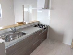 収納も、作業スペースも広々と設けられた使いやすいシステムキッチンです＾＾