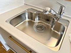 大きなお鍋も楽々洗える幅の広いシンクです＾＾ステンレスシンクなので簡単にお掃除できますよ。洗剤やスポンジもすっきりできる収納付き。