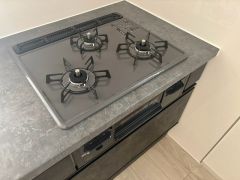 3種類の料理が同時に調理できる、3口ガスコンロ。忙しい夕食の支度時間が短縮できて効率よくお料理が楽しめます。