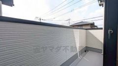 陽当たりの良いバルコニーです。お洗濯やお布団干しはもちろん、日光浴スペースにも。足元は防水工事施工済です。