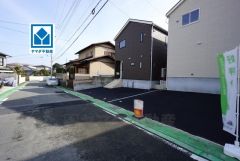 前面道路は広く、車同士がすれ違うスペースが十分にあります。落ち着いた住宅地内で快適な生活を実現してみませんか＾＾