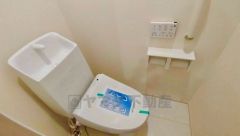 1階2階の2ヶ所にトイレがありますので、忙しい朝にも家族に気を使わず、ゆとりが生まれますね＾＾ 小窓付きで換気する時に便利です＾＾ 
