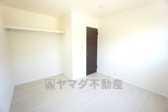 2面採光を確保した階洋室5.25帖。ナチュラル色のフローリングで開放的な優しい雰囲気になっています＾＾